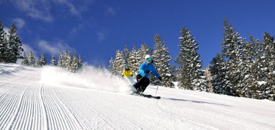 Man skiing